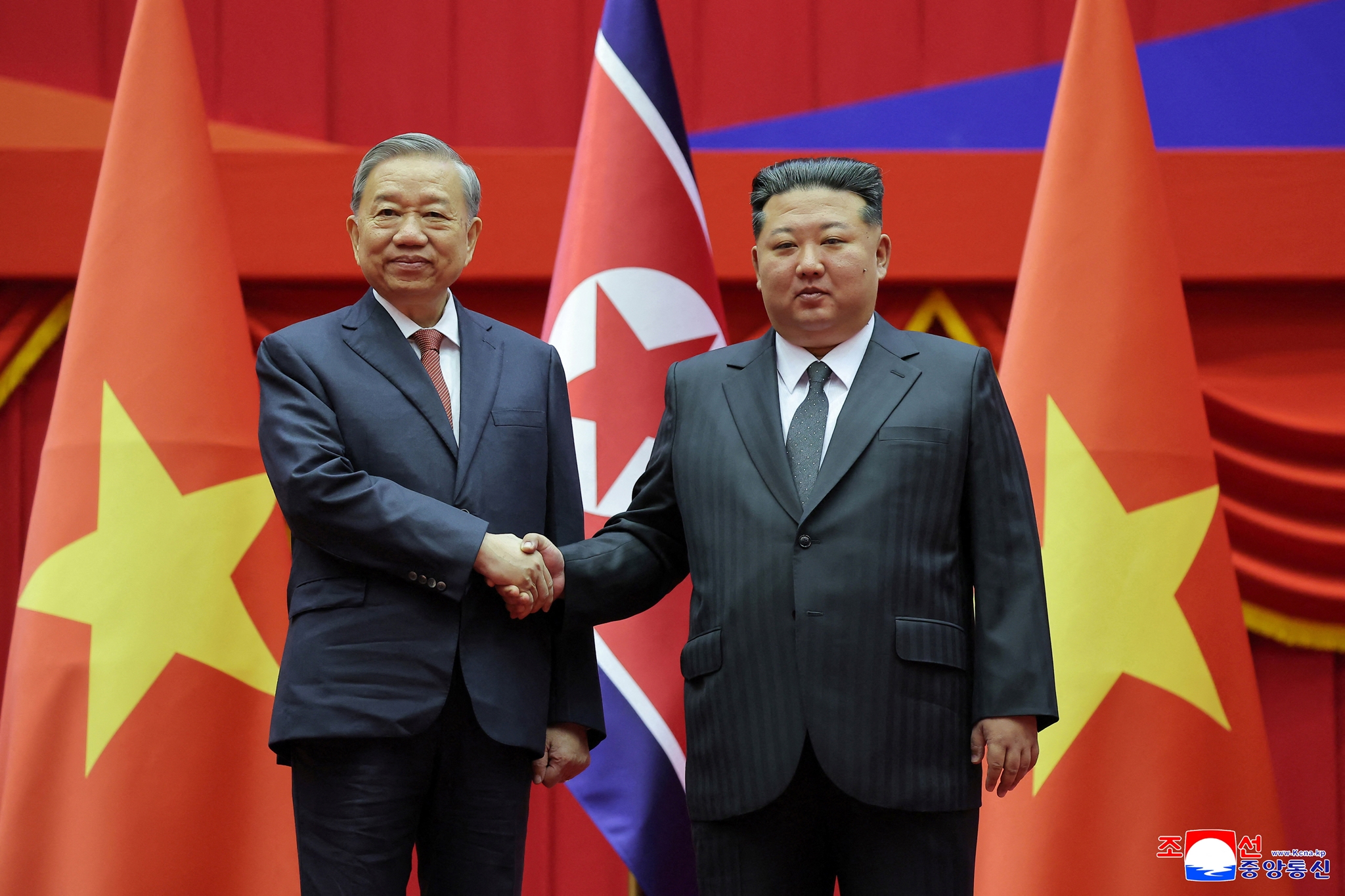 ΒΟΡΕΙΑ ΚΟΡΕΑ ΣΤΡΑΤΙΩΤΙΚΗ ΠΑΡΕΛΑΣΗ