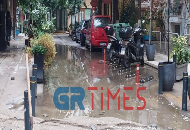 Κακοκαιρία: Απεγκλωβισμός ατόμου στην Κατερίνη - Ξηλώθηκαν δρόμοι στην Θεσσαλονίκη από τις έντονες βροχές