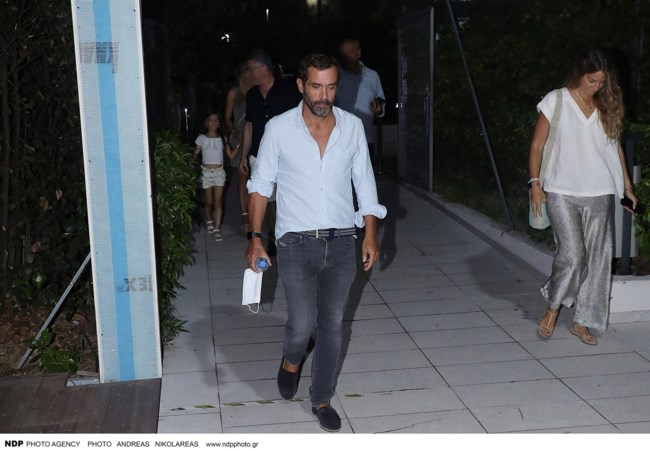 Χρυσή Βαρδινογιάννη: Η σπάνια βραδινή εμφάνιση με ασημί παντελόνα και δερμάτινα σανδάλια