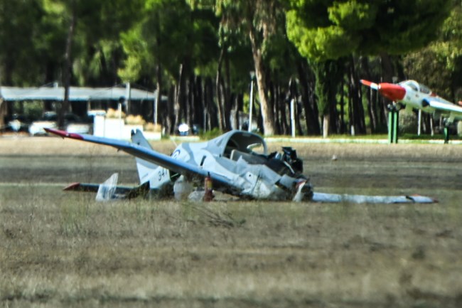 Ατύχημα με εκπαιδευτικό αεροπλάνο στο Τατόι - Δύο τραυματίες στο νοσοκομείο [εικόνες - βίντεο]