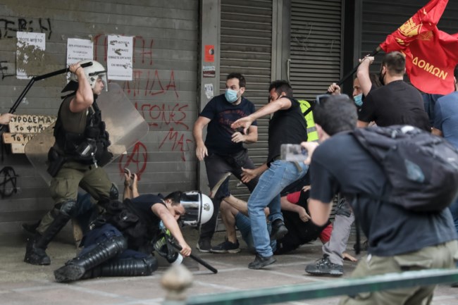 Επεισόδια στο υπ. Εργασίας: Με μπετονιέρα οι οικοδόμοι - Εριξαν τσιμέντο στην είσοδο [εικόνες, βίντεο]