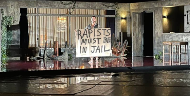 Πανό κατά του Λιγνάδη στο Φεστιβάλ Χορού Καλαμάτας - Αποχώρησαν Μενδώνη και Γιατρομανωλάκης