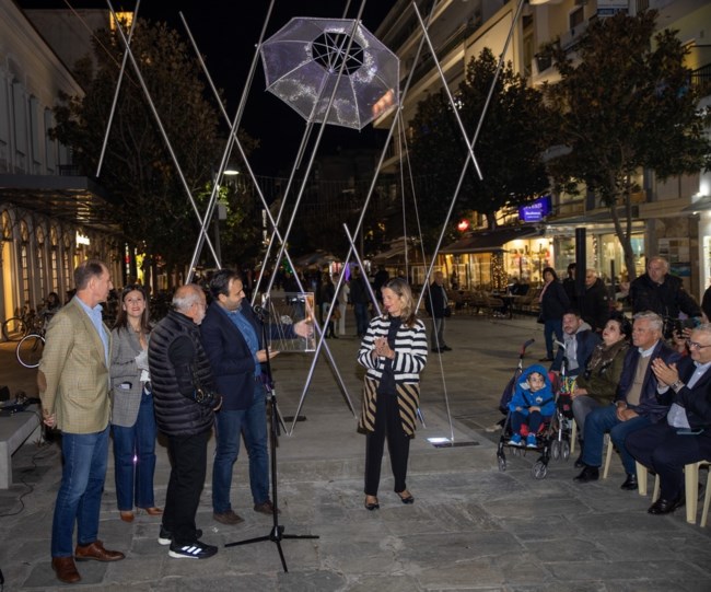 Το εμβληματικό γλυπτό "Ομπρέλα" του Γιώργου Ζογγολόπουλου στα Τρίκαλα [εικόνες]