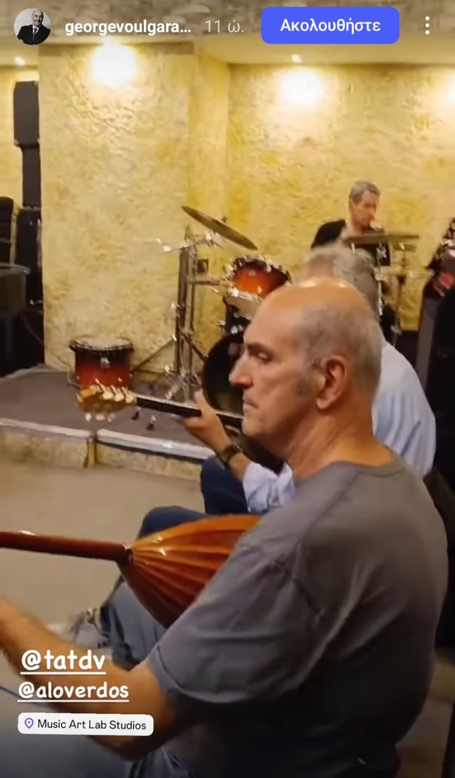 Απίθανο καλλιτεχνικό δίδυμο: Ο Ανδρέας Λοβέρδος παίζει ντραμς και ο Γιώργος Βουλγαράκης τραγουδάει Μανόλη Μητσιά
