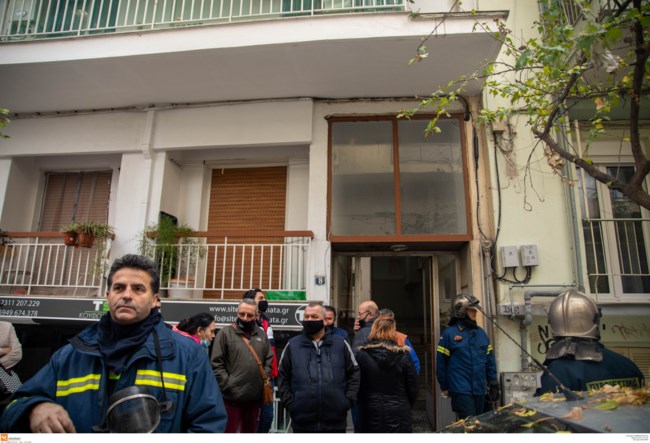 Τραγωδία στη Θεσσαλονίκη με νεκρό 16χρονο: Η θεία του μπήκε στο φλεγόμενο διαμέρισμα και έσωσε τα δύο μικρότερα αδερφάκια του