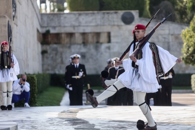 Κατερίνα Σακελλαροπούλου: Στην επίσημη τελετή αλλαγής Φρουράς στο Μνημείο του Άγνωστου Στρατιώτη [εικόνες]