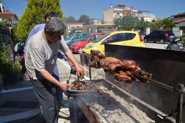 Αρνί στη σούβλα: Βήμα-βήμα όλα τα μυστικά για να πετύχει - Το δέσιμο, τα μπαχαρικά και το ψήσιμο