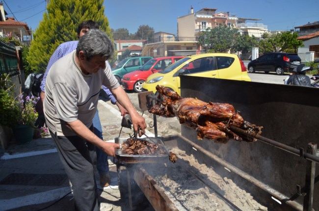 Αρνί στη σούβλα: Βήμα-βήμα όλα τα μυστικά για να πετύχει - Το δέσιμο, τα μπαχαρικά και το ψήσιμο