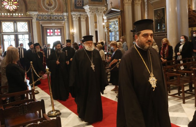 Επιτάφιος με μάσκες και αποστάσεις σε όλη τη χώρα: Έξω από τους ναούς οι περισσότεροι πιστοί