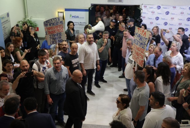 Θριάσιο Νοσοκομείο: Συνδικαλιστές υποδέχθηκαν με συνθήματα τον Άδωνι Γεωργιάδη και εκείνος τους ανέβασε στο βήμα [βίντεο]