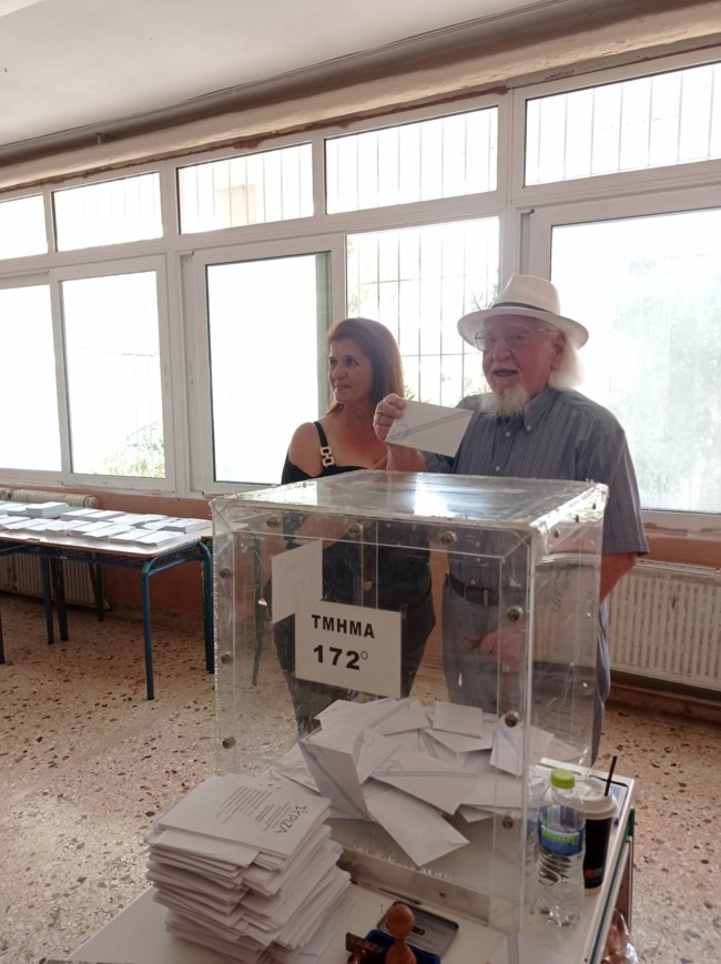Στις κάλπες ο πιο στυλάτος παππούς στα 99 του: "Βγάλτε με φωτογραφία, μπορεί να είναι η τελευταία φορά που ψηφίζω"