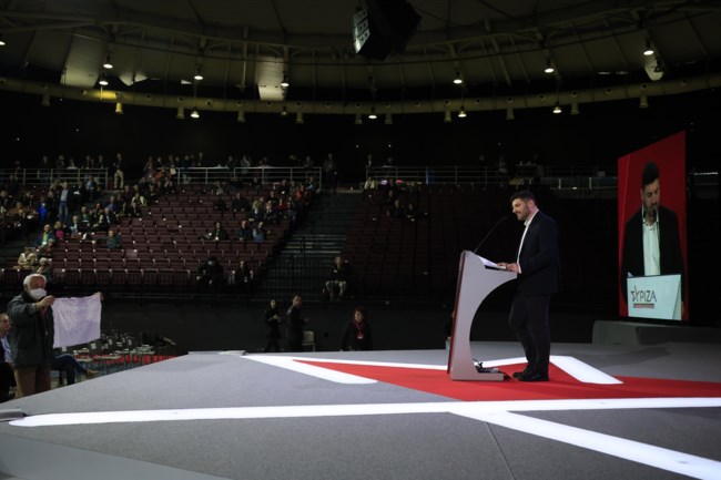 ΣΥΡΙΖΑ: Δεν έχασε την ευκαιρία ο Κασσελάκης - Σήκωσε και αυτός το πανό ενότητας που κρατούσε ηλικιωμένος