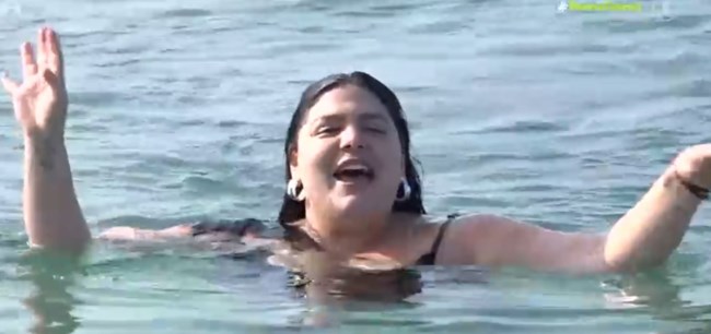 Δανάη Μπάρκα: Στην παραλία του Αλίμου για μπάνιο η παρουσιάστρια - Αψήφησε το κρύο και κέρδισε το στοίχημα