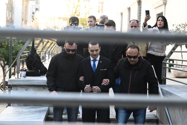 Με χειροπέδες και συνοδεία αστυνομικών ορκίστηκε δημοτικός σύμβουλος ο Ηλίας Κασιδιάρης [εικόνες]