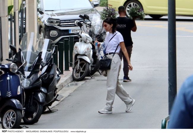 Ολυμπία Χοψονίδου: Η casual βόλτα στην Αθήνα με basic style και η Celine τσάντα της που αναβάθμισε το look της