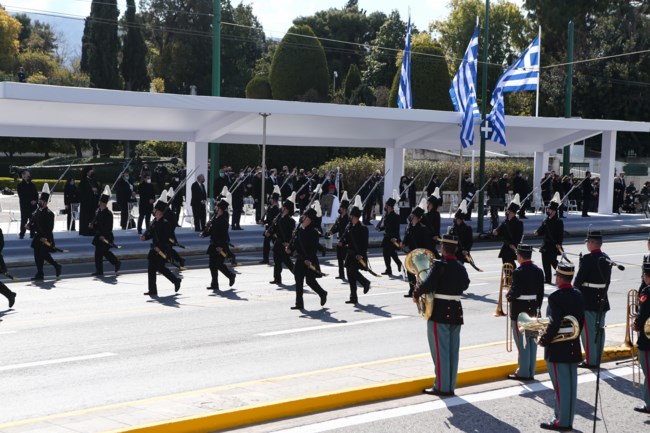 Ιστορική παρέλαση στο Σύνταγμα: Φάλαγγες και έφιπποι - F-16, Rafale και Voyager πετούν στον αττικό ουρανό [βίντεο-εικόνες]