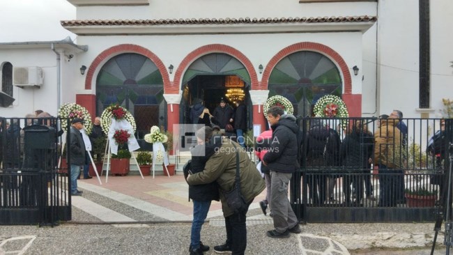 Οδύνη στην κηδεία του διανομέα που σκότωσε ο 60χρονος Χρυσαυγίτης στους Γόννους - "Δολοφονήθηκε το γελαστό παιδί"