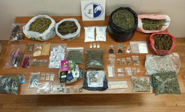 Χειροπέδες σε κύκλωμα ναρκωτικών που έκανε και ...συλλογή όπλων [εικόνες]