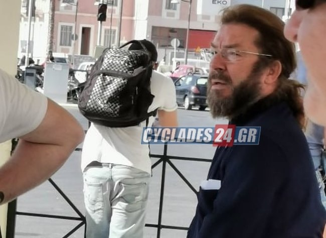 Αγνώριστος ο Νίκος Χορταρέας - Εθεάθη στη Σύρο ως πατήρ Κυπριανός [εικόνα]