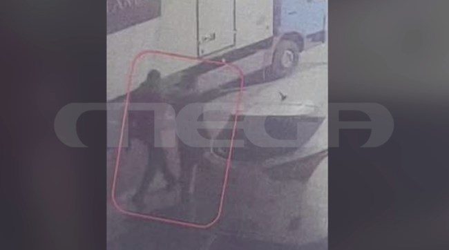 Θεσσαλονίκη: Η ανατριχιαστική στιγμή που ο 39χρονος και ο συνεργός του μεταφέρουν με μπαούλο τη Γεωργία