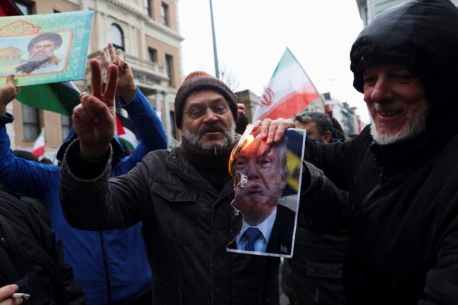 NYT: Ο Τραμπ ζυγίζει νέες στρατιωτικές επιλογές εναντίον του Ιράν - Τα σενάρια για μυστική αποστολή κομάντο