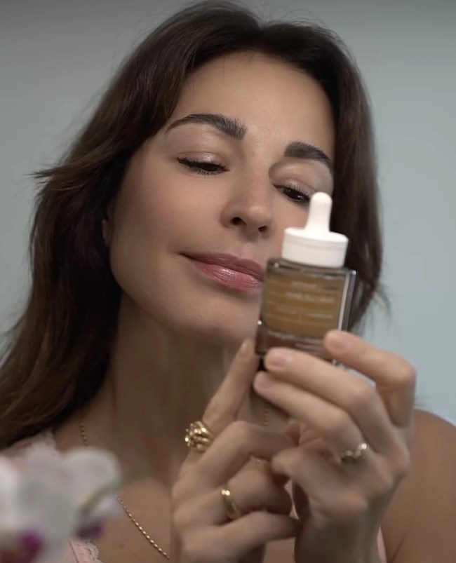 Κατερίνα Παπουτσάκη: Αυτός είναι ο ορός που χρησιμοποιεί για άμεσο "lifting" και πρόσωπο χωρίς ρυτίδες