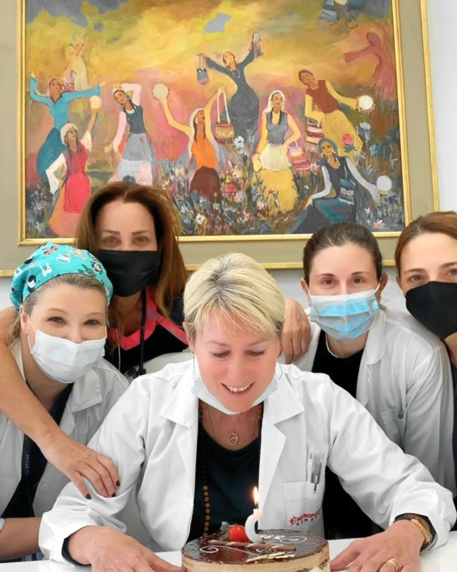 Νατάσα Παζαΐτη: Η τούρτα έκπληξη μέσα στο ιατρείο της για τα γενέθλιά της - Τα πόσα κλείνει