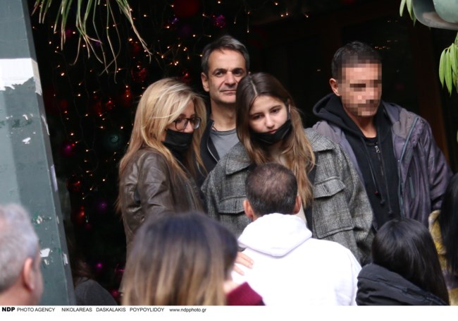 Δάφνη Μητσοτάκη: Με casual look στο Κολωνάκι με τους γονείς της Κυριάκο και Μαρέβα Μητσοτάκη