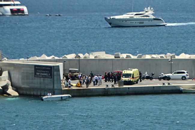 Πτώση ελικοπτέρου στη θάλασσα στη Βουλιαγμένη - Σώοι όλοι οι επιβαίνοντες [εικόνες - βίντεο]