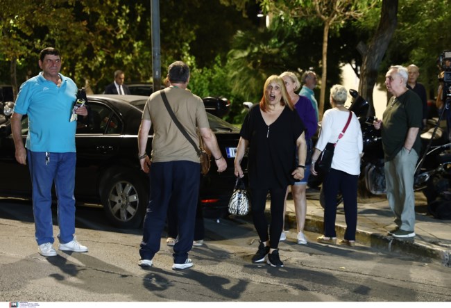 Ένταση έξω από τα γραφεία του ΣΥΡΙΖΑ: Αποδοκιμασίες σε Γεροβασίλη-Θεοχαρόπουλο - "Μάθατε στις καρεκλίτσες, ντροπή σας, νούμερα" [βίντεο]
