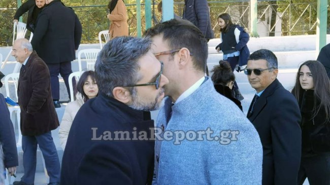 Στέφανος Κασσελάκης: "Κλέβει" και τον Σαρακιώτη από τον ΣΥΡΙΖΑ; Η θερμή χειραψία και ο εναγκαλισμός [βίντεο]