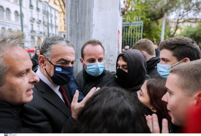 Ενταση έξω από το Πολυτεχνείο: Δεν επέτρεψαν σε βουλευτές της ΝΔ να καταθέσουν στεφάνι [εικόνες]