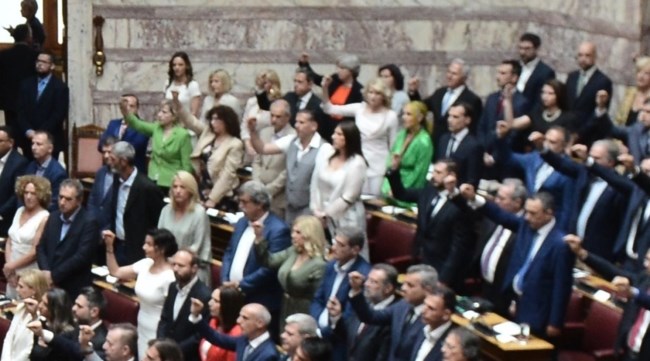Η Ζωή Κωνσταντοπούλου ορκίστηκε με πολιτικό όρκο - Με θρησκευτικό ο σύντροφός της Διαμαντής Καραναστάσης