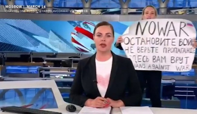 Οβσιανίκοβα: "Υπό την προστασία ευρωπαϊκού κράτους" η γνωστή δημοσιογράφος - Εγκατέλειψε τη Ρωσία μαζί με την κόρη της