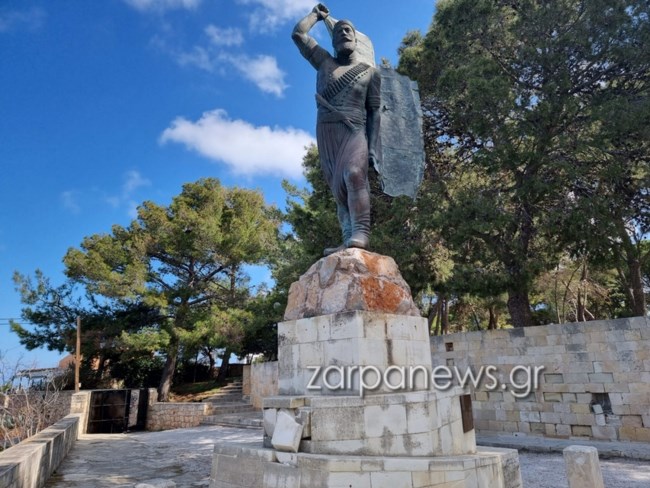 Χανιά: Βανδάλισαν τους τάφους των Βενιζέλων – Έκαψαν κάδο και πετούσαν πέτρες