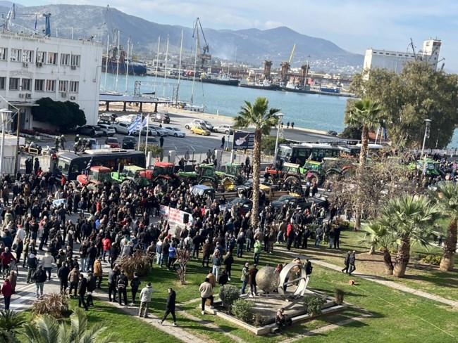 Βόλος: Τελεσίγραφο να εγκαταλείψουν το λιμάνι οι αγρότες και οι αλιείς μέχρι τις 13:00 [εικόνες - βίντεο]