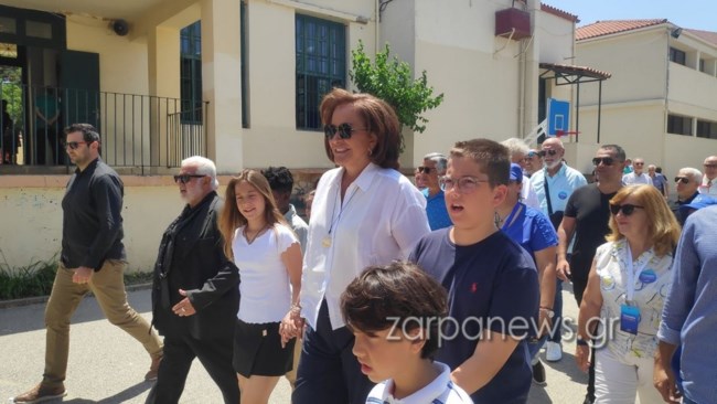 Ψήφισε η Ντόρα Μπακογιάννη αγκαζέ με την εγγονή της: "Καλό βόλι, και το βράδυ με τη νίκη"