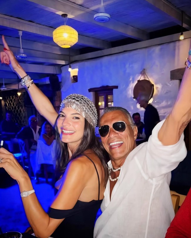 Δήμητρα Κούστα: Glamorous εμφάνιση με μαύρο φόρεμα και ασημί headpiece, σαν κόσμημα