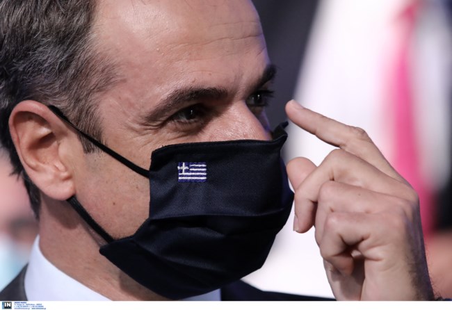 Κυριάκος Μητσοτάκης: Η μάσκα με την ελληνική σημαία του πρωθυπουργού στην ΕΛΒΑΛ που εντυπωσίασε [Εικόνες]