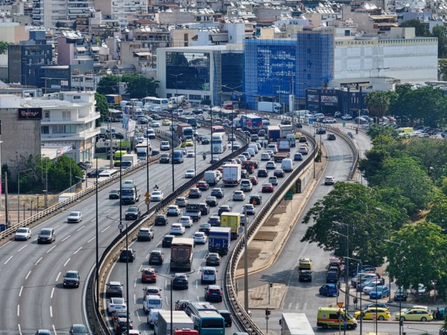 Μεγάλη έξοδος των Αθηναίων για το τριήμερο: Αυξημένη η κίνηση σε Κηφισό και Αττική οδό - Γεμάτα και τα πλοία [εικόνες]