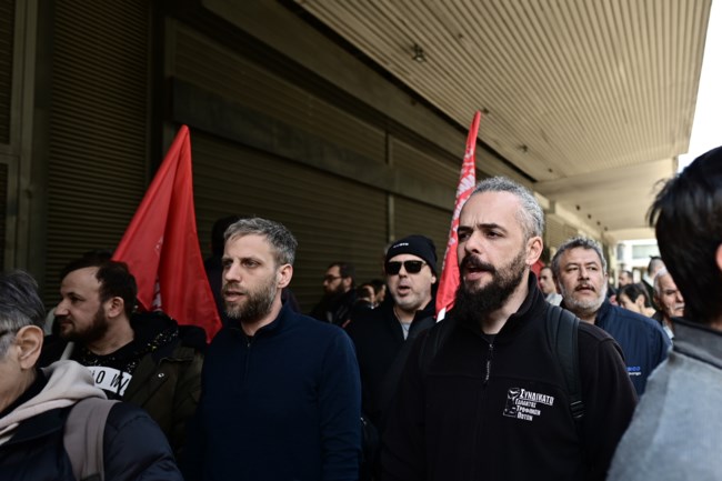 "Όχι άλλο αίμα εργατών": Απεργιακή συγκέντρωση για την τραγωδία στη Βιολάντα έξω από το υπουργείο Εργασίας