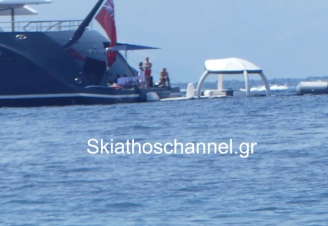 Κυριάκος Μητσοτάκης και Ρούπερτ Μέρντοχ δείπνησαν μαζί με τις συζύγους τους σε γνωστή ψαροταβέρνα στην Τήνο