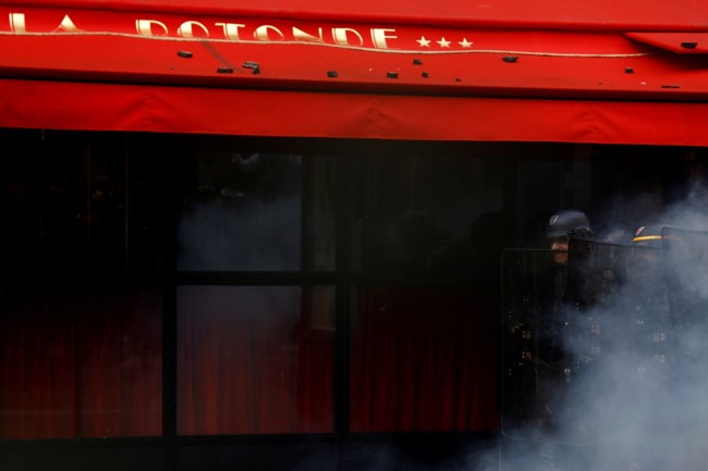 Η Rotonde φλέγεται: Διαδηλωτές έβαλαν φωτιά στη διάσημη μπρασερί και αγαπημένο στέκι του Μακρόν στο Παρίσι [Βίντεο]