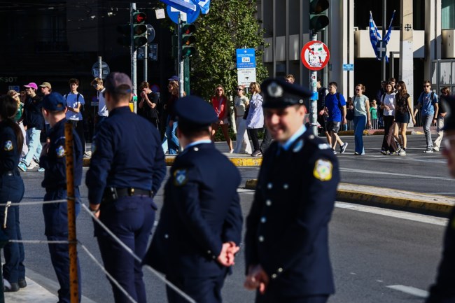Ισχυρή η παρουσία της αστυνομίας στο Σύνταγμα ενόψει της μαθητικής παρέλασης [εικόνες]