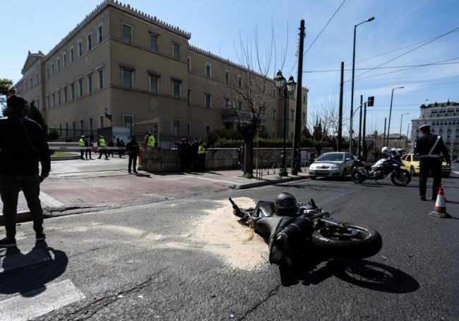 Συγκινεί ο πατέρας του Ιάσονα που σκοτώθηκε σε τροχαίο έξω από τη Βουλή – Λαμπαδηδρομία στη μνήμη του