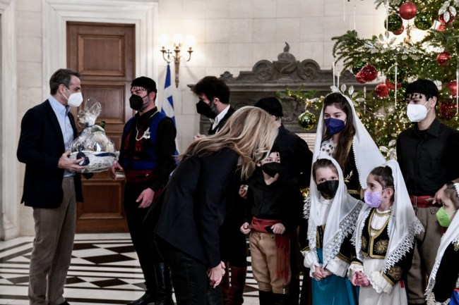 Παραδοσιακά κρητικά κάλαντα στο Μαξίμου: Οι μαντινάδες που άκουσε ο Μητσοτάκης [εικόνες]