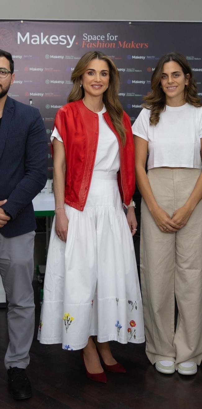 Βασίλισσα Ράνια: Με άρωμα Ελλάδας η νέα εμφάνιση της στιλάτης royal - To statement κόκκινο τζάκετ και τα διαμαντένια αξεσουάρ