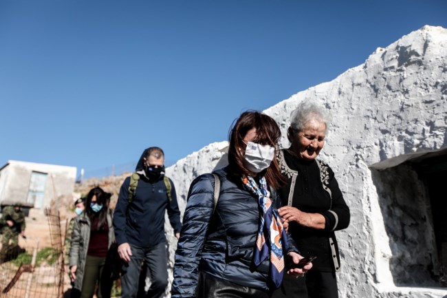 Συγκίνηση στην Κίναρο: "Εγώ είμαι σε καραντίνα τόσα χρόνια" είπε η κυρά Ρηνιώ στην Κατερίνα Σακελλαροπούλου [Εικόνες]