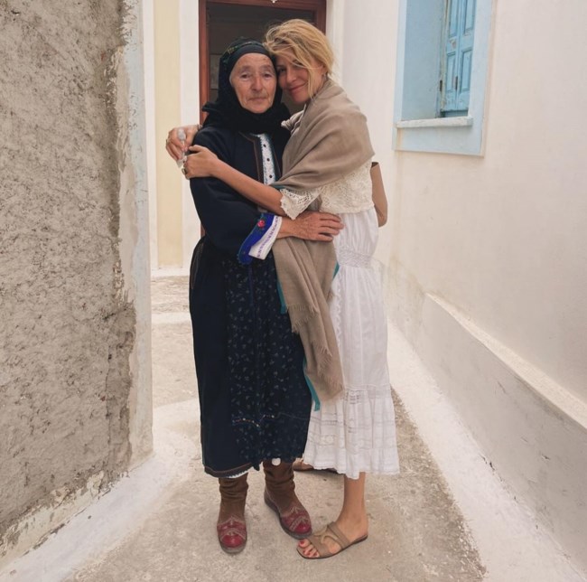 Τζένη Μπαλατσινού: Στην Κάρπαθο με λευκό κεντητό φόρεμα για την Παγκόσμια Ημέρα της Γυναίκας