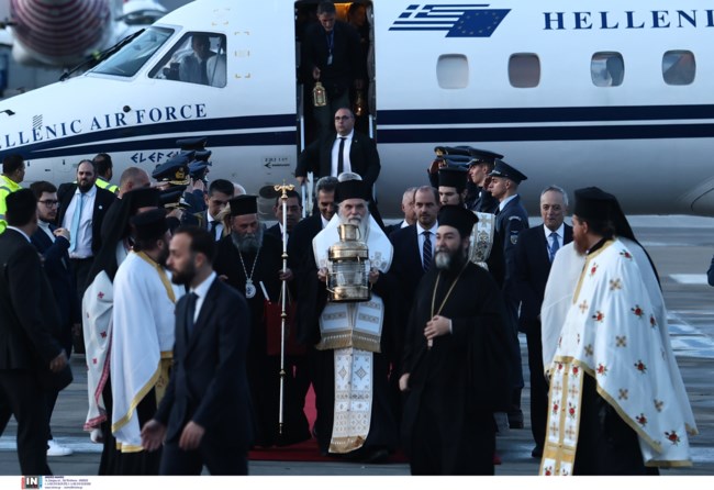 Έφτασε το Άγιο Φως από τα Ιεροσόλυμα: Μεταφέρεται σε όλη την Ελλάδα